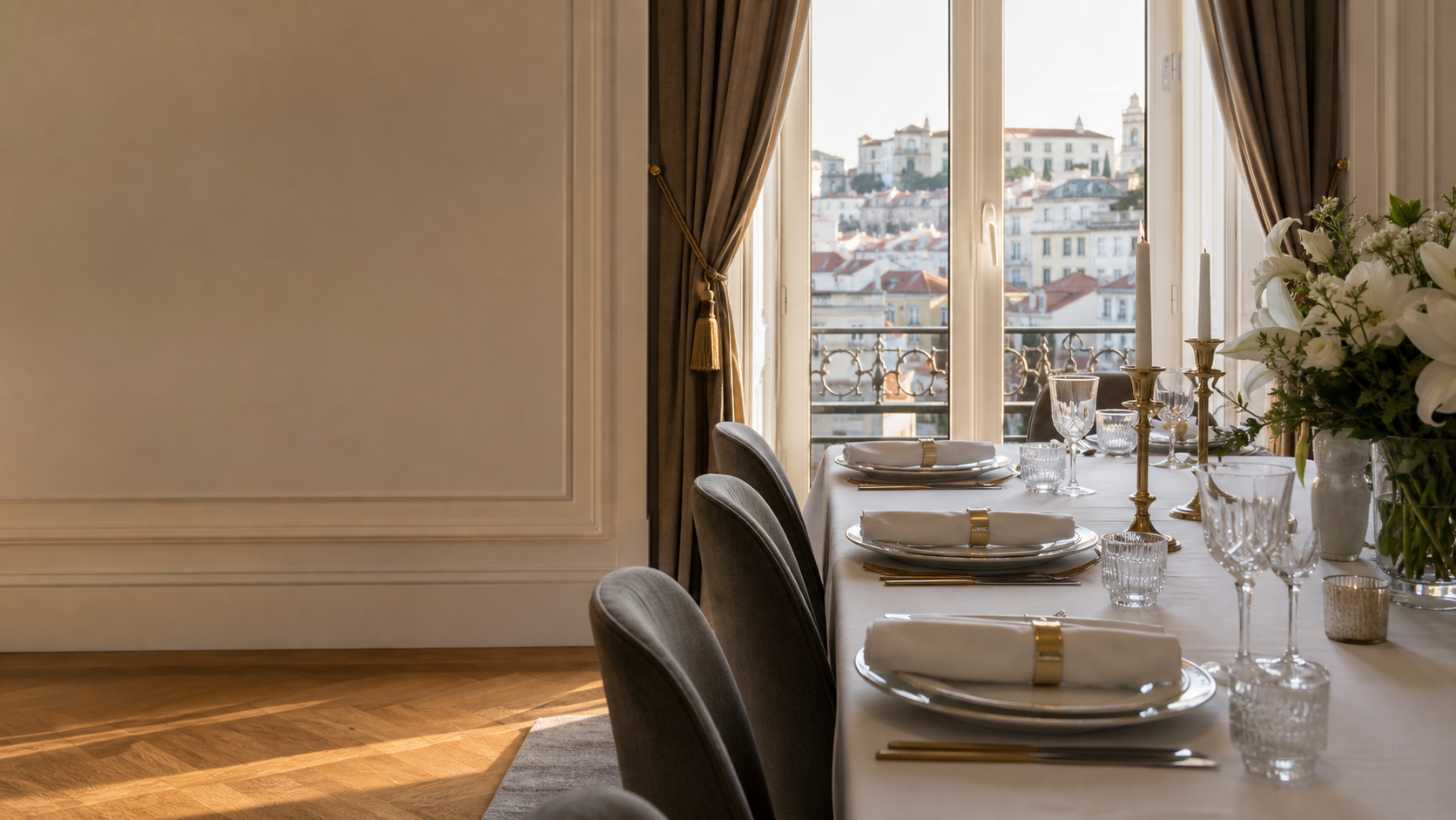 Mesa elegante preparada para receber convidados numa casa premium.